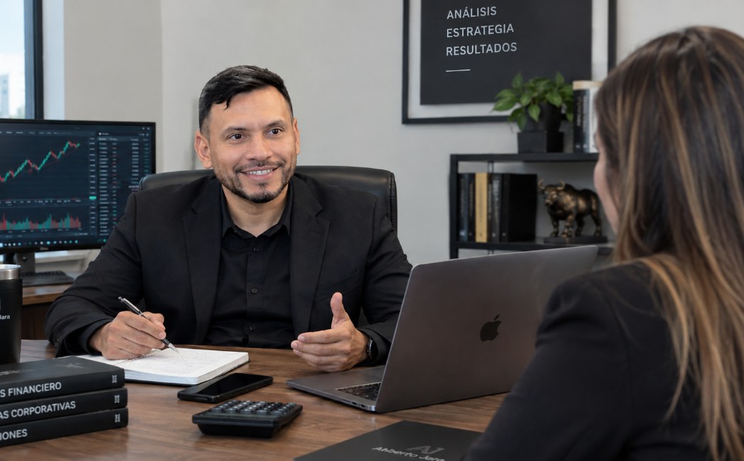 Alberto Jara, asesor financiero, en una reunión de asesoramiento con una clienta en su oficina